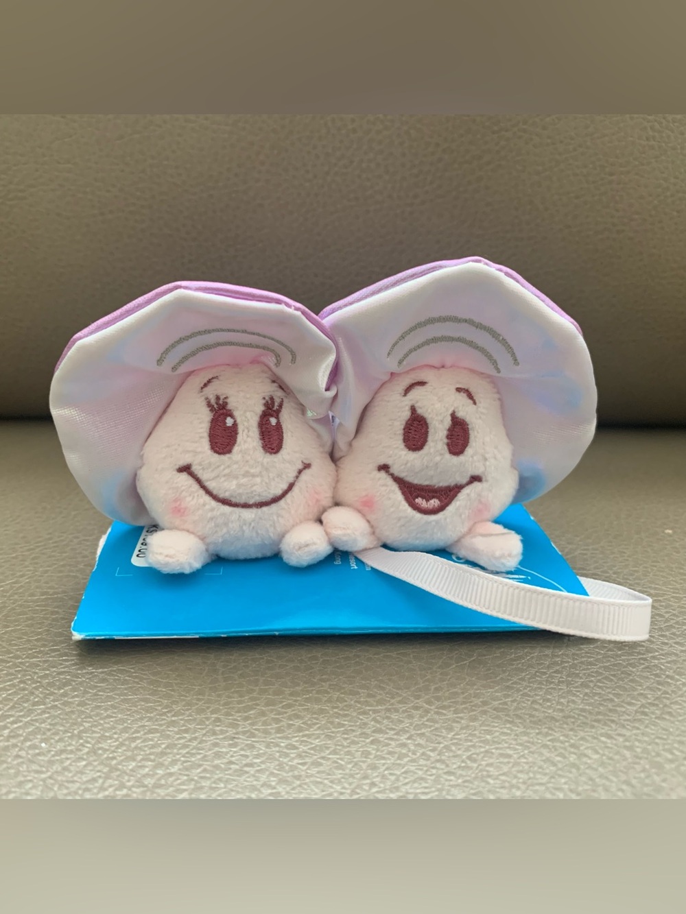 BNWT Hong Kong Disneyland Alice in the Wonderland Young Oyster Magnetic Shoulder